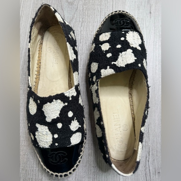 CHANEL Black & White Patent Tweed Splatter Paint Cap Toe CC Espadrilles. Size 38 - Picture 4 of 8